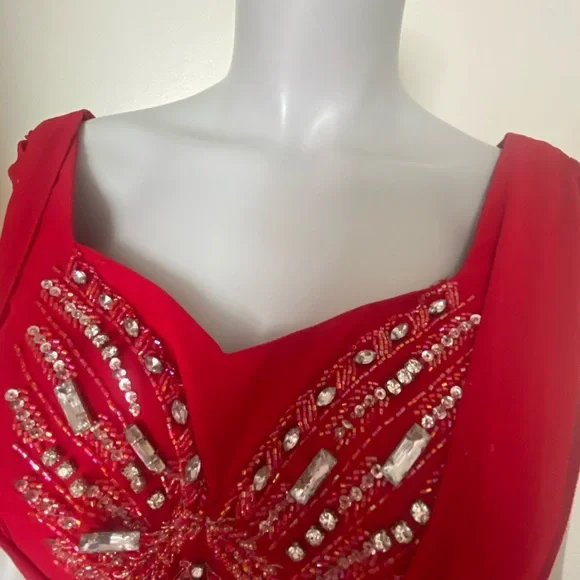 Beautiful red dress - Picture 3 of 5